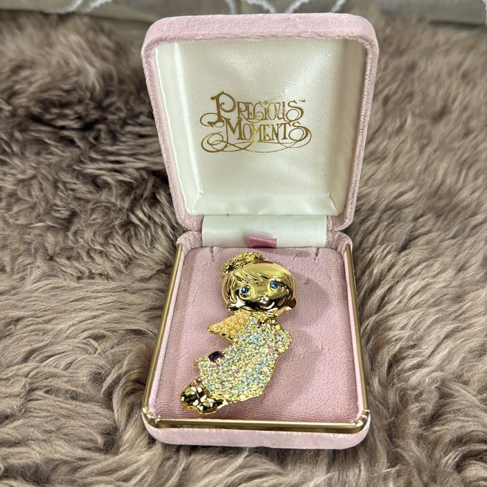 (Z4) Vintage Precious Moments Timmy the Angel Brooch Pin Chapel